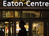 Policie obchodní centrum Eaton Centre evakuovala.