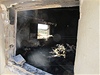 Pohled okenním otvorem do jednoho z vypálených dom u msta Hamá