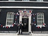 Policista hlídá sídlo premiéra na Downing Street, . 10