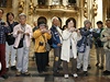 I skupince japonských turist se nepravé korunovaní klenoty líbily. 