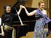 Mezzosopranistka Magdalena Koená (vpravo) vystoupila za doprovodu japonské pianistky Micuko Uidaové