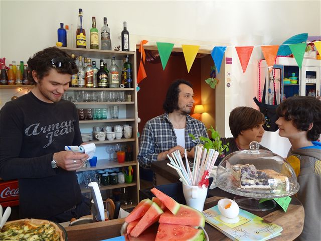 Roli barmana zvládal Pavel Li�ka bravurn�. Kávu latté ale p�ipravit neum�l.