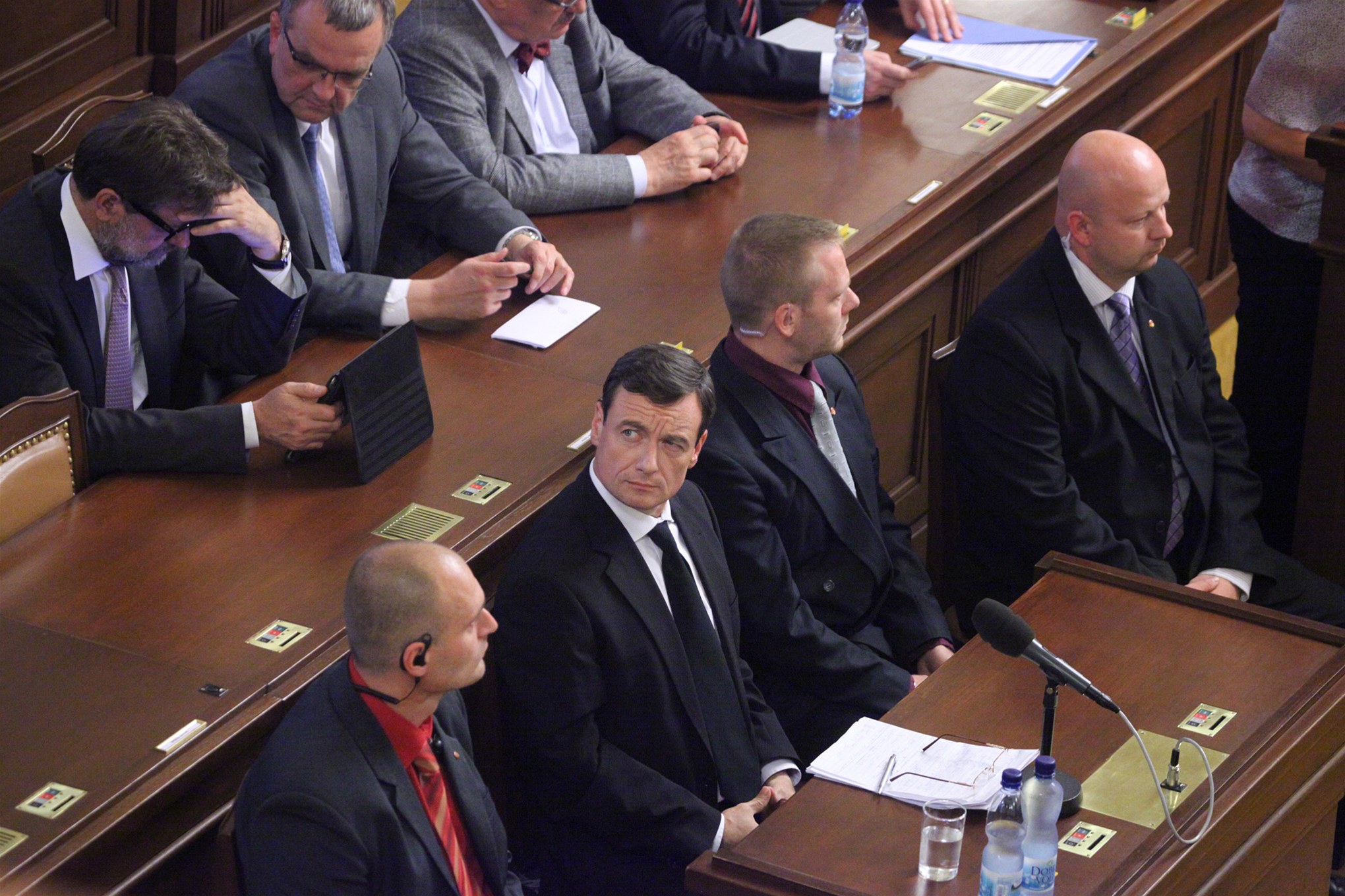 Vazebn� stíhaný poslanec Rath sleduje d�ní na galerii pro ve�ejnost. Tam zasedli i jeho obhájci Adam �erný a Roman Jelínek.