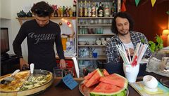 Herec Pavel Li�ka p�inesl d�tem meloun. Rozdával ho zadarmo, ale p�í�t� prý bude ú�tovat dv� koruny za kus.