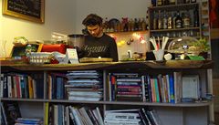Bar je vlastn� d�tská knihovna plná kní�ek a encyklopedií.