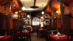 U Kohouta jsou sice proti �pilí��m� �eské gastronomie typu sma�ák, steak (1) vám tu ale naservírují podle receptu ze sedmdesátých let.