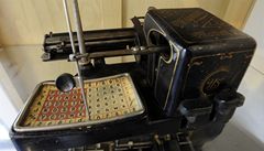 Na snímku je tzv. ukazovátkový psací stroj značky Mignon německého výrobce AEG.  | na serveru Lidovky.cz | aktuální zprávy