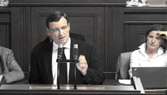 David Rath u �e�nického pultu ve sn�movn�.