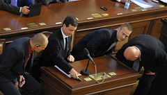 Poslanec David Rath (dole druhý zleva) a �lenové policejní eskorty usedli v jednacím sále Poslanecké sn�movny.