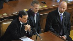 Poslanec David Rath (vlevo) a �lenové policejní eskorty v jednacím sále Poslanecké sn�movny.
