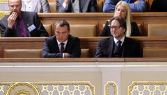 Obhájci poslance a bývalého hejtmana Stedoeského kraje Davida Ratha obvinného z korupce (zleva) Adam erný a Roman Jelínek sledují vystoupení svého klienta v Poslanecké snmovn.