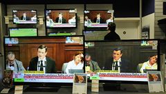 Zákazníci prodejny s elektronikou v centru Prahy sledovali vystoupení poslance a bývalého hejtmana Stedoeského kraje Davida Ratha.
