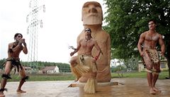 Domorodí taneníci z Velikononího ostrova vystoupili u 3,5 metru vysoké kopie sochy moai, kterou ped nkolika dny postavili nadenci u Bohdalic na Vykovsku.