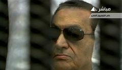 Husní Mubarak u soudu. Dostal doivotní trest.