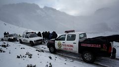 Policisté pátrají po zmizelé helikoptée. 