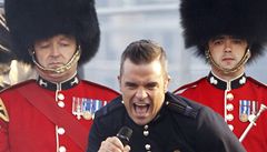 Robbie Williams bavil krlovnu a jej rodinu