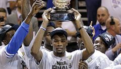 Hvzda basketbalist Oklahomy Kevin Durant s trofejí pro vítze finále Západní konference NBA 