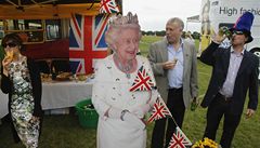 Papírová královna se stala oblíbenou rekvizitou pi víkendových oslavách.
