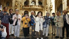 I skupince japonských turist� se nepravé korunova�ní klenoty líbily. 