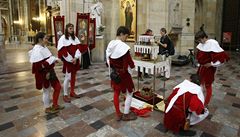 Dvo�ané i dru�iníci povezou korunova�ní klenoty,spí�e jejich napodobeniny, na hrad Karl�tejn