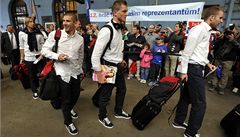 �e�tí fotbalisté odjí�d�jí na Euro vlakem.