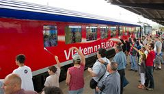 �e�tí fotbalisté odjí�d�jí na Euro vlakem.