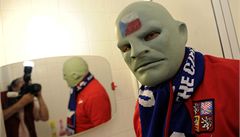 Nejznám�j�í �eský fanou�ek Fantomas odjel 8. �ervna z Ústí nad Labem se svými p�áteli na mistrovství Evropy ve fotbale v polské Vratislavi. Fantomas, ústecký podnikatel Vasil Simkovi�, jezdí po r�zných sportovních kláních po celém sv�t� ji� t�ináctým roke