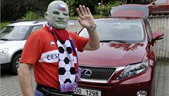 Nejznám�j�í �eský fanou�ek Fantomas odjel 8. �ervna z Ústí nad Labem se svými p�áteli na mistrovství Evropy ve fotbale v polské Vratislavi. Fantomas, ústecký podnikatel Vasil Simkovi�, jezdí po r�zných sportovních kláních po celém sv�t� ji� t�ináctým roke