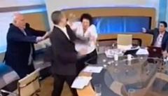 Řecký neonacista v televizi nafackoval političce