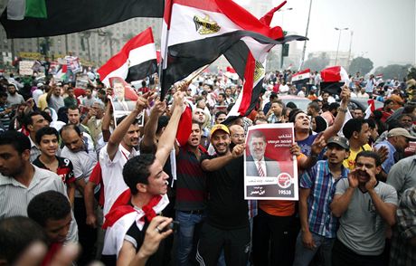 Pívrenci muslimského bratsrstva slaví po volbách, které vyhrál pravdpodobn islamista Mursí