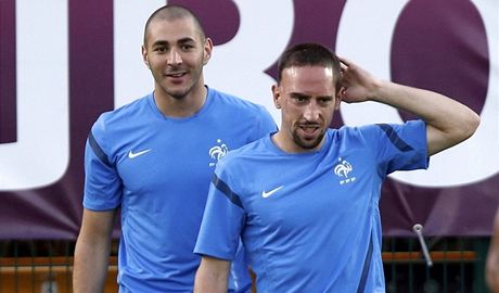 Fotbalisté Francie Franck Ribéry a Karim Benzema