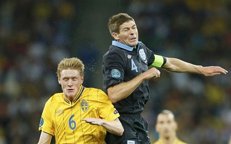 Kapitn Anglie Steven Gerrard (vpravo) a vd Rasmus Elm