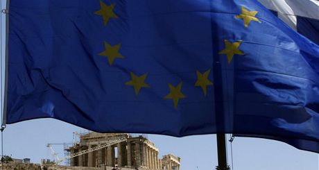 Vlajky ecka a EU ped Akropolí