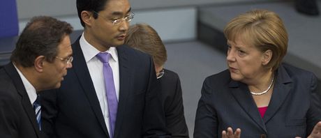 Angela Merkelová s ministrem vnitra Hansem-Peterem Friedrichem (vlevo) a ministrem financí Philippem Roeslerem 