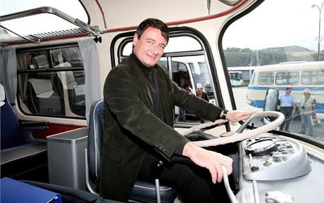 David Rath, tehdy jet hejtman, na archivním snímku pózuje jako idi autobusu.