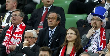 Polsk prezident Bronislaw Komorowski, prezident UEFA Michel Platini a "esk premir" Pavel Dobe.