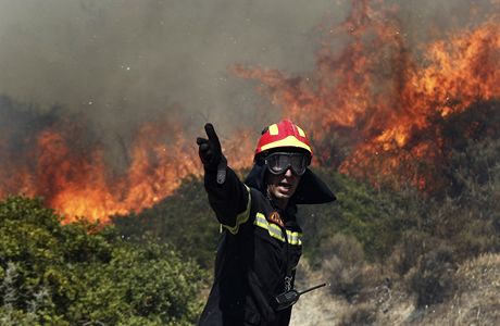 U druhý den se snaí hasii u Atén uhasit rozsáhlý poár.