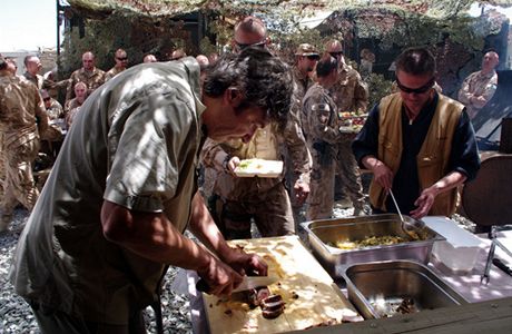 Jií Babica servíruje grilované maso eským vojákm v Lógaru.