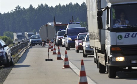   Na rychlostní silnici R35 na 287. kilometru ve smru na Lipník nad Bevou praskla  zejm vlivem horka vozovka.  