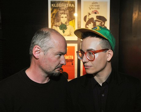Jeden z len výtvarné skupiny Rafani David Koínek (vlevo) a Mark Ther, který ve filmu vystupuje