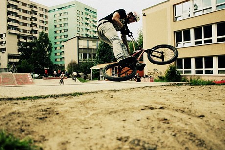Tým mladých z Ostravy opravil bikepark pro jezdce z celého msta.