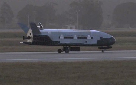 Na kalifornské vojenské základn Vandenberg v sobotu ukonil svou tajnou vesmírnou misi americký vojenský raketoplán X-37B. 