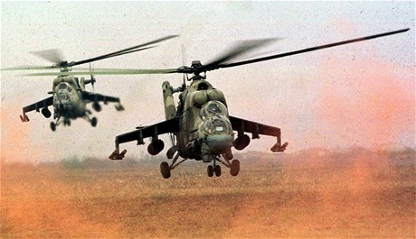 Archivní snímek ruské helikoptéry  Mi-24.  Sýrie jich má desítky, opravit je mohou jen v ruských továrnách.   