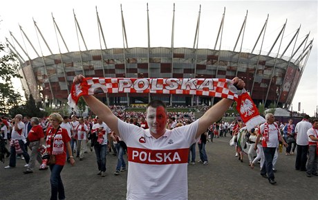 Tomáe Rosického asto trápí zranní. Bere i on ped zápasy léky na bolest? (vlevo je doktor reprezentace Pavel Kolá)