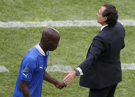 Fotbalista Itálie Mario Balotelli (vlevo) a trenér Cesare Prandelli