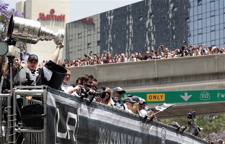 Hokejisté Los Angeles Kings slaví s fanouky vítzství Stanley Cupu