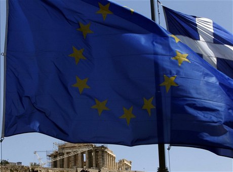 Vlajky Řecka a EU před Akropolí