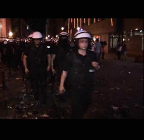 Policie musela fanouky v centru jihopolského msta krotit slzným plynem. 