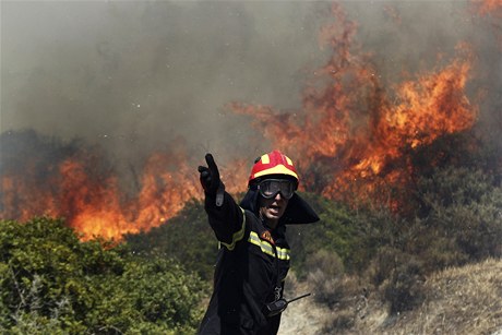 U druhý den se snaí hasii u Atén uhasit rozsáhlý poár.
