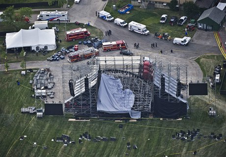 Ped koncertem rockové kapely v kanadském Torontu se zítilo pódium a usmrtilo jednu osobu.